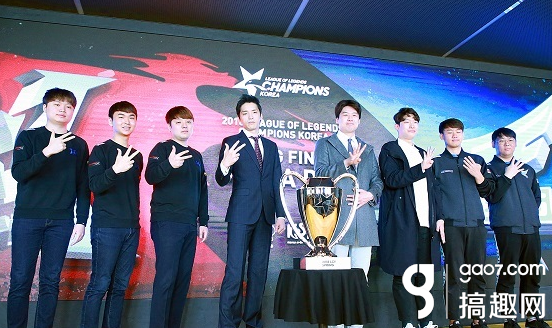 虎牙蓝光独播2018LCK总决赛,骚男倾情加入解